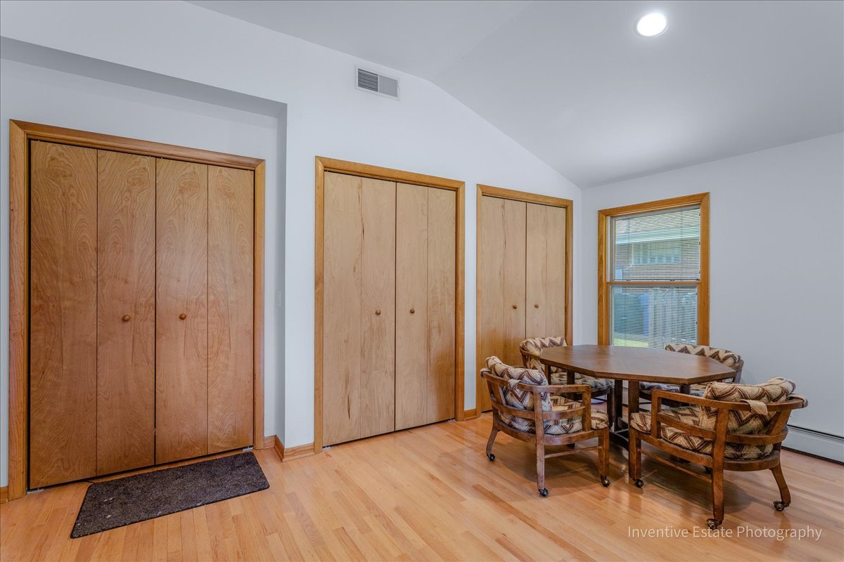 16 W Hiawatha Trail, Mount Prospect, IL 60056