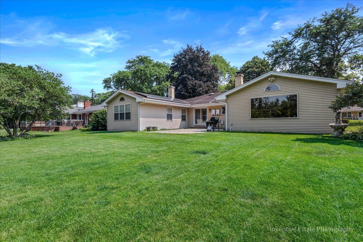 16 W Hiawatha Trail, Mount Prospect, IL 60056