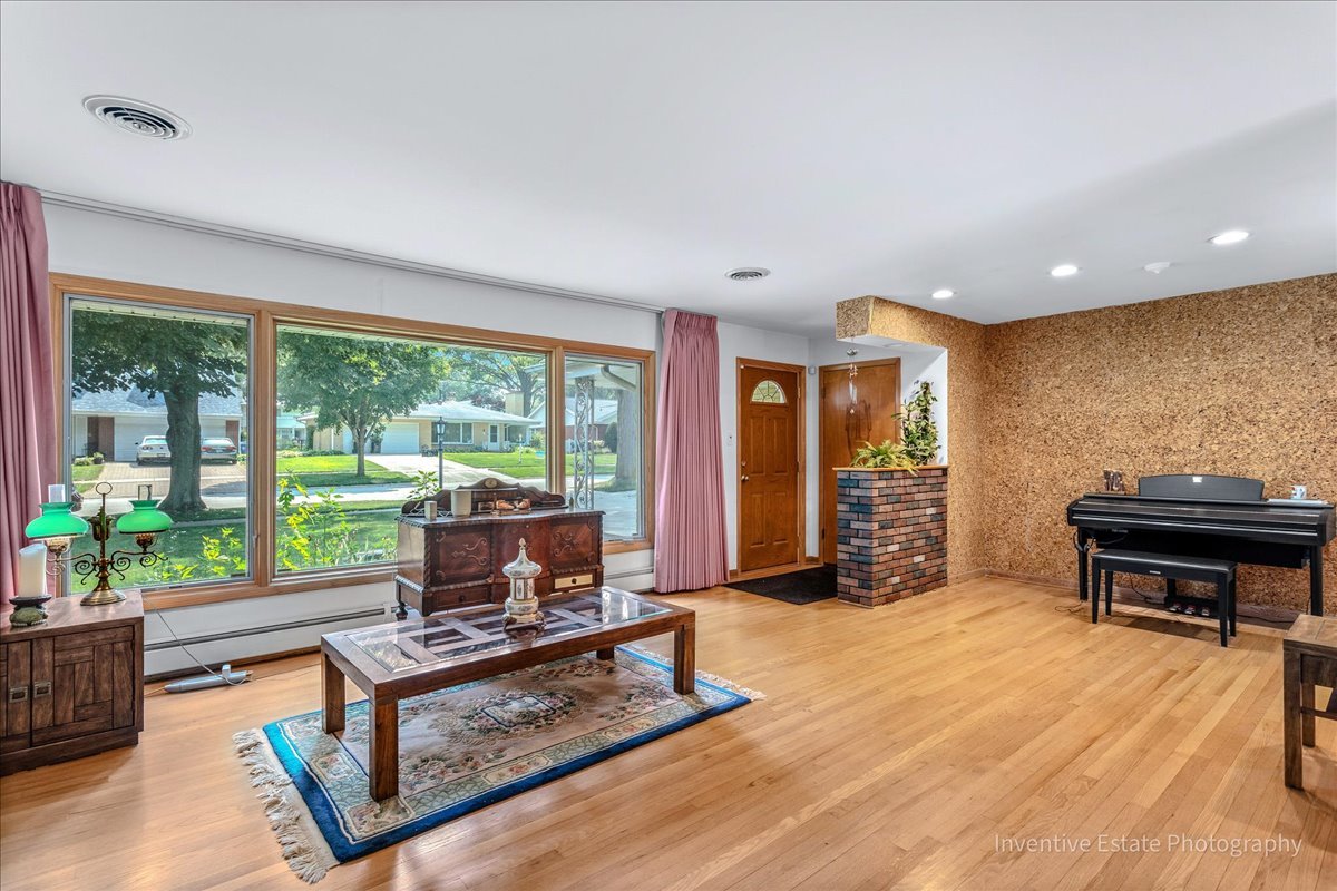 16 W Hiawatha Trail, Mount Prospect, IL 60056