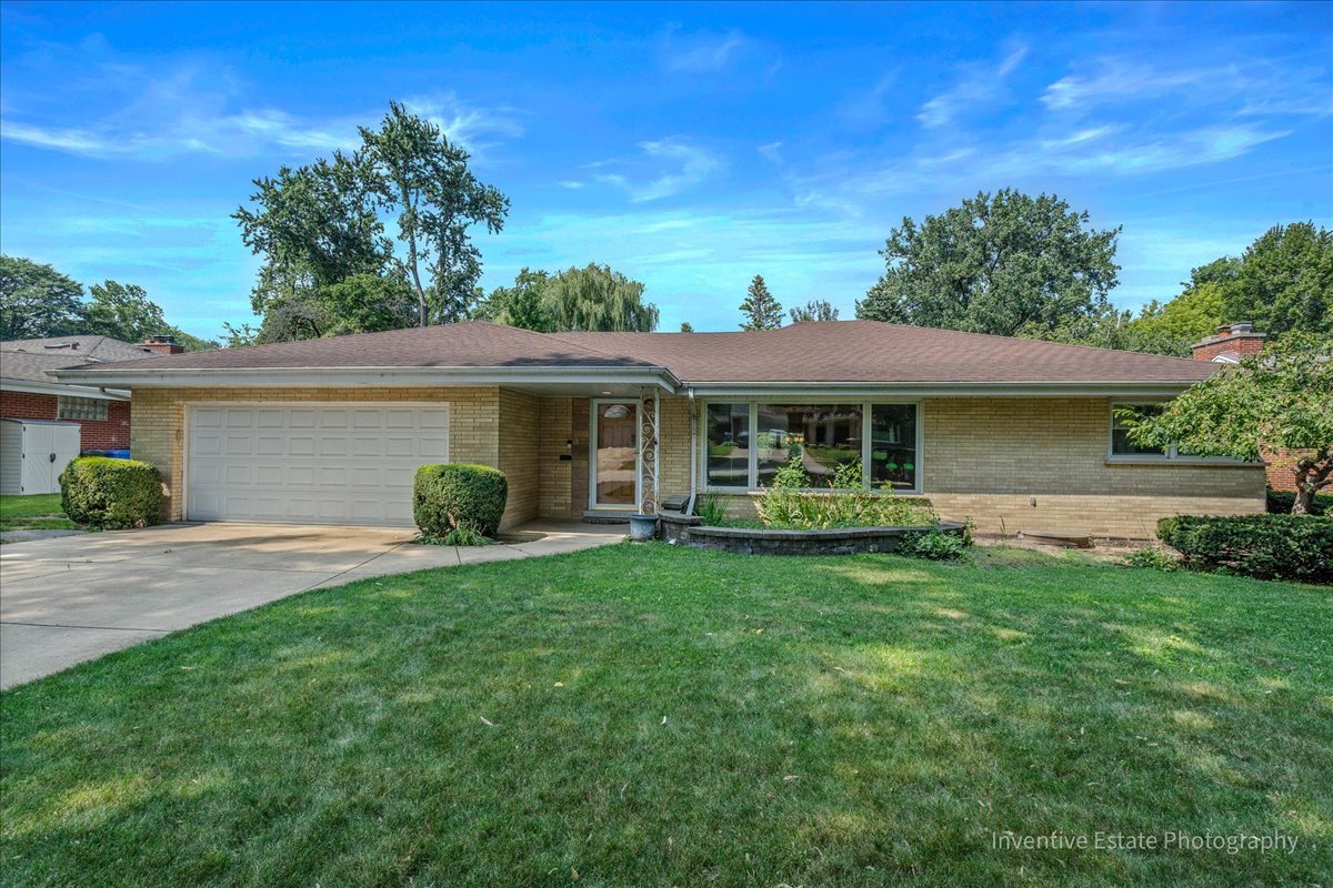16 W Hiawatha Trail, Mount Prospect, IL 60056