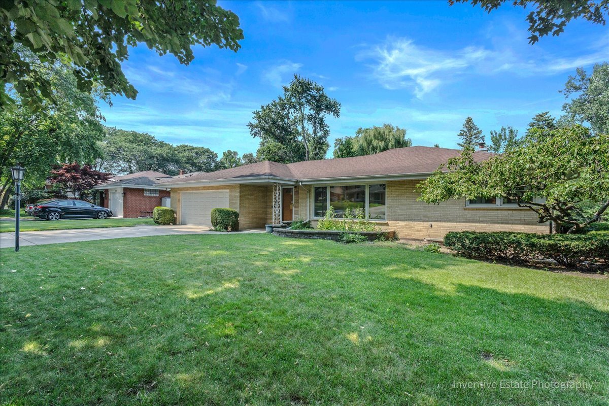 16 W Hiawatha Trail, Mount Prospect, IL 60056