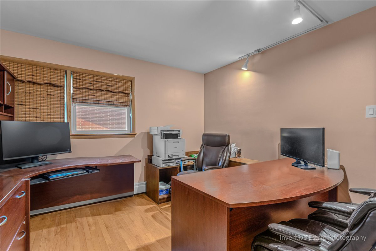 16 W Hiawatha Trail, Mount Prospect, IL 60056