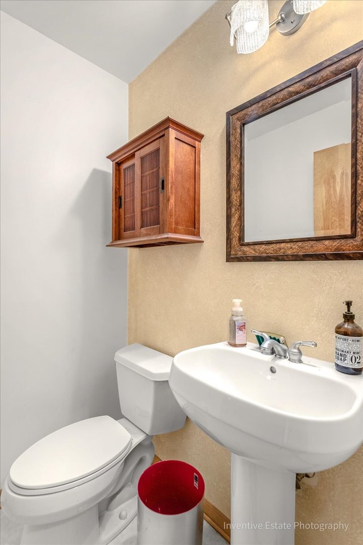 16 W Hiawatha Trail, Mount Prospect, IL 60056