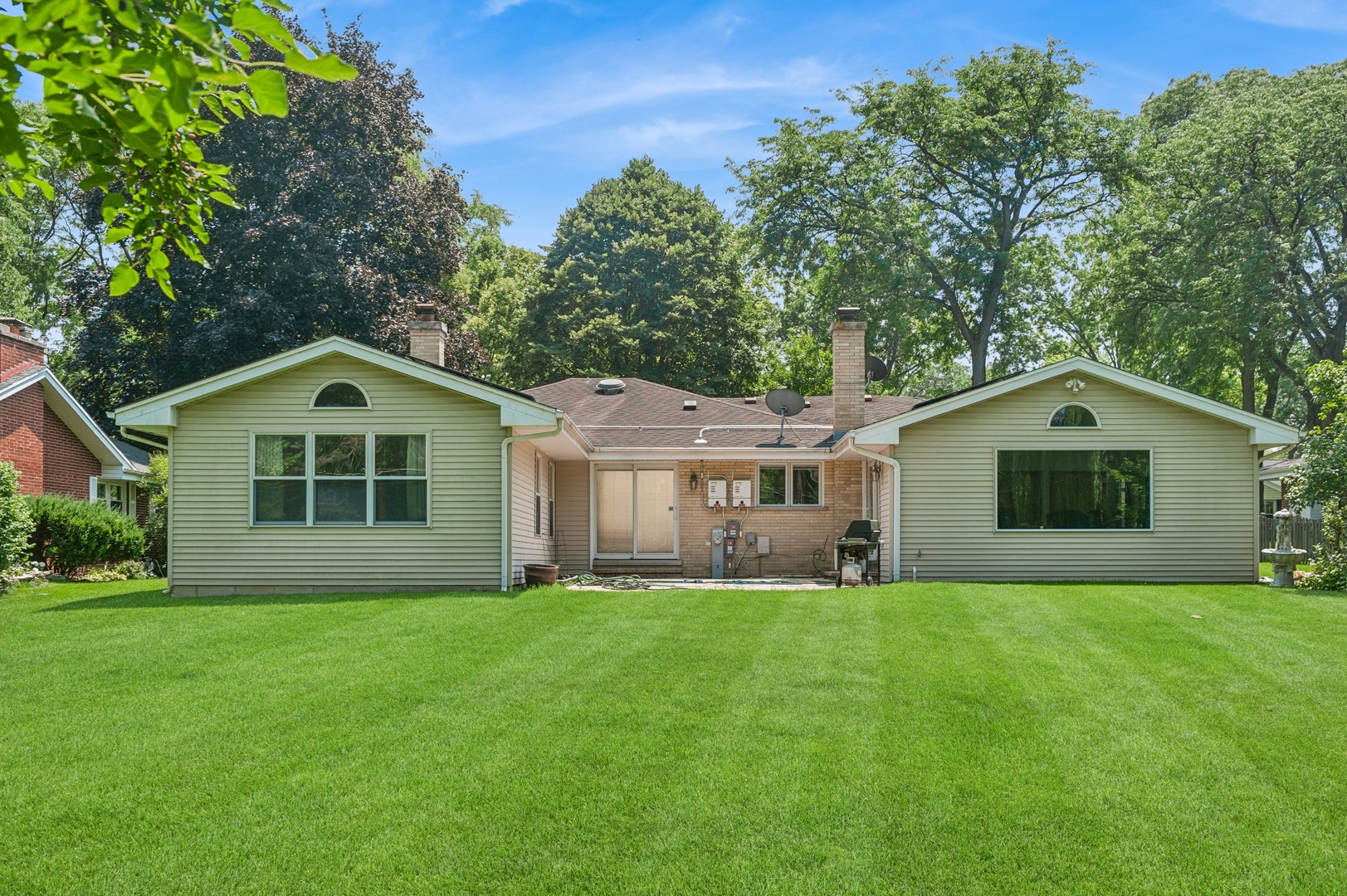 16 W Hiawatha Trail, Mount Prospect, IL 60056