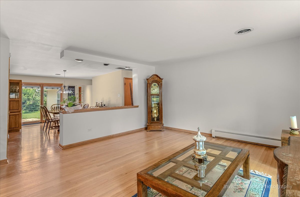 16 W Hiawatha Trail, Mount Prospect, IL 60056