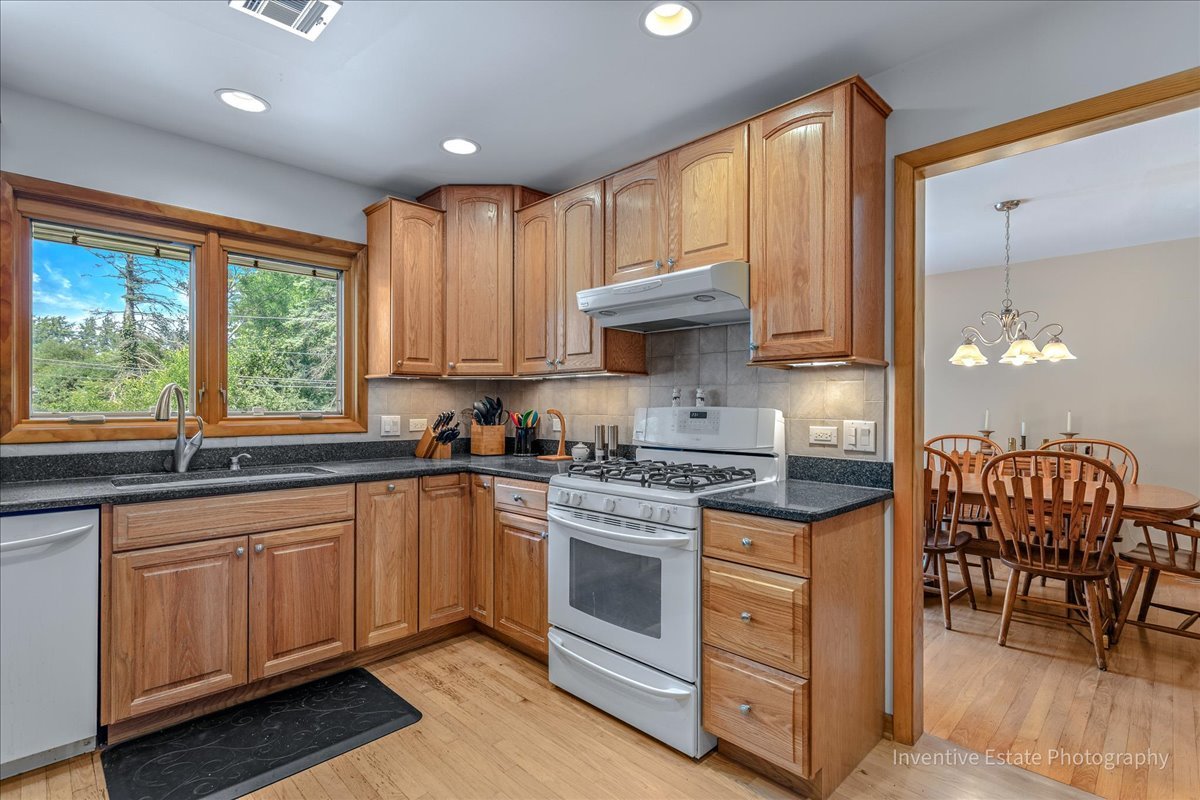 16 W Hiawatha Trail, Mount Prospect, IL 60056