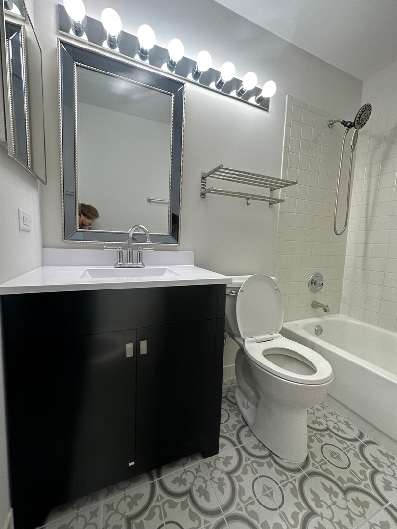 947 CROSS CREEK Drive #BB2, Roselle, IL 60172