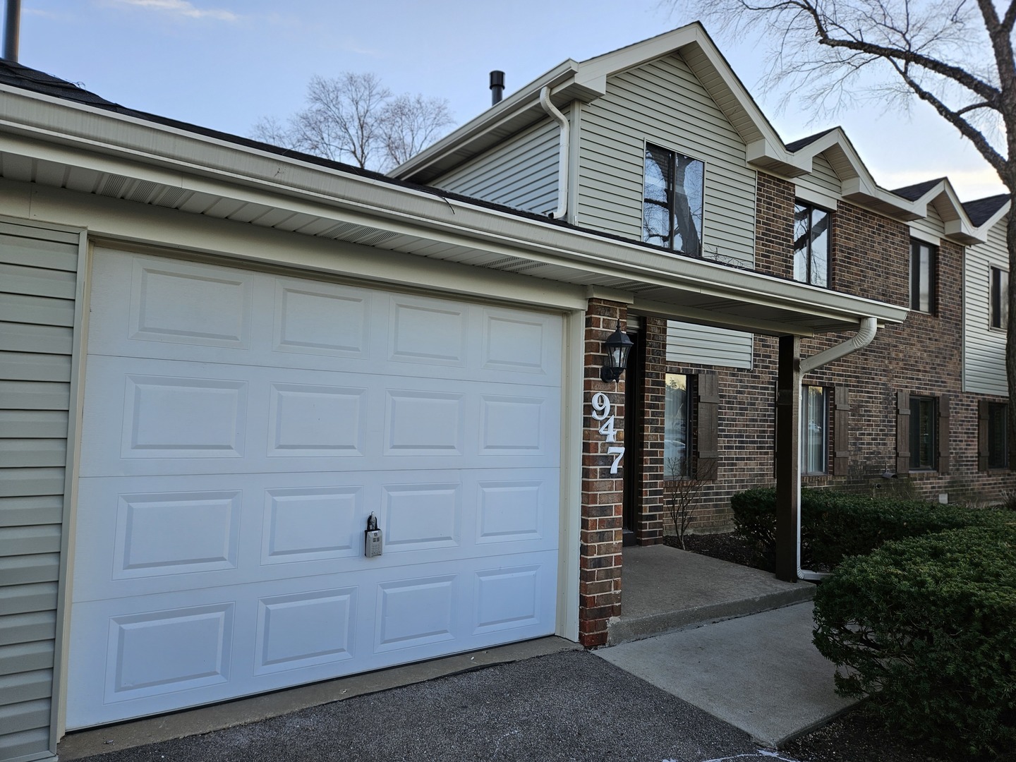947 CROSS CREEK Drive #BB2, Roselle, IL 60172