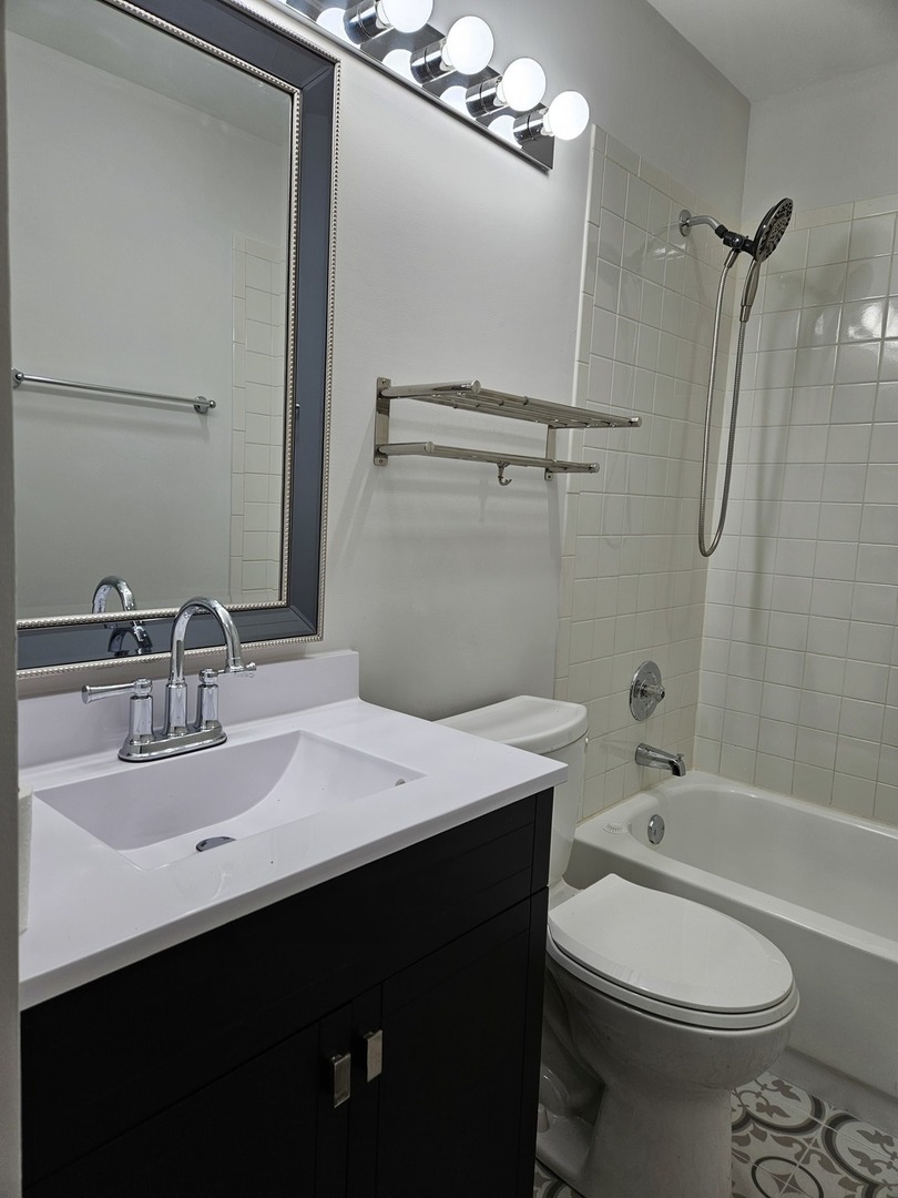 947 CROSS CREEK Drive #BB2, Roselle, IL 60172