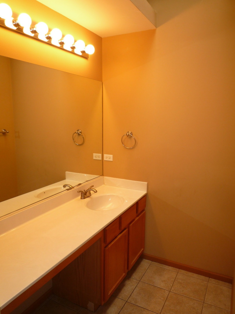 842 County Line Road #842, Aurora, IL 60502