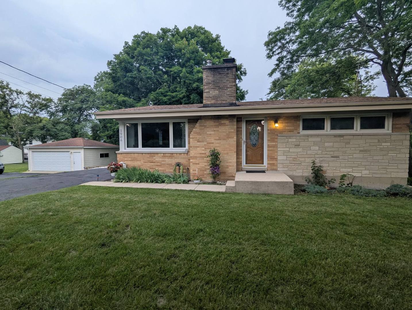 1906 Green Bay Road, Zion, IL 60099