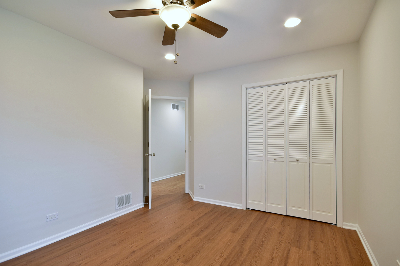 172 Ridgewood Avenue, Bensenville, IL 60106