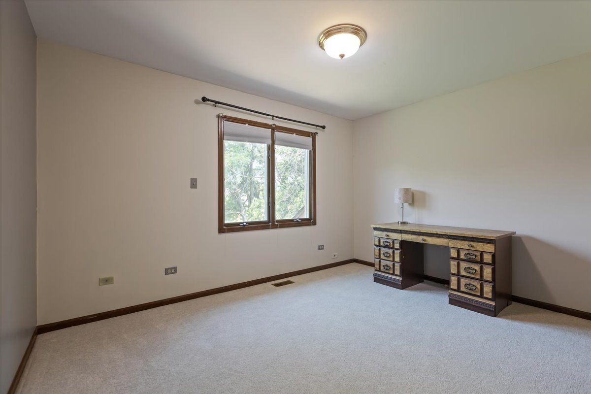 1055 Knollwood Lane, West Chicago, IL 60185