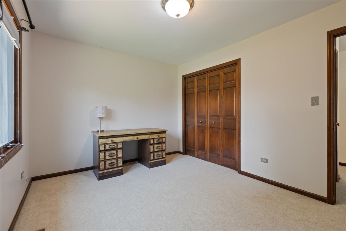 1055 Knollwood Lane, West Chicago, IL 60185