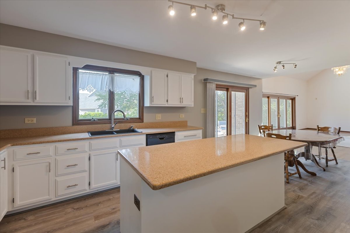 1055 Knollwood Lane, West Chicago, IL 60185