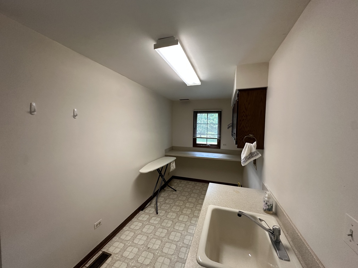1055 Knollwood Lane, West Chicago, IL 60185