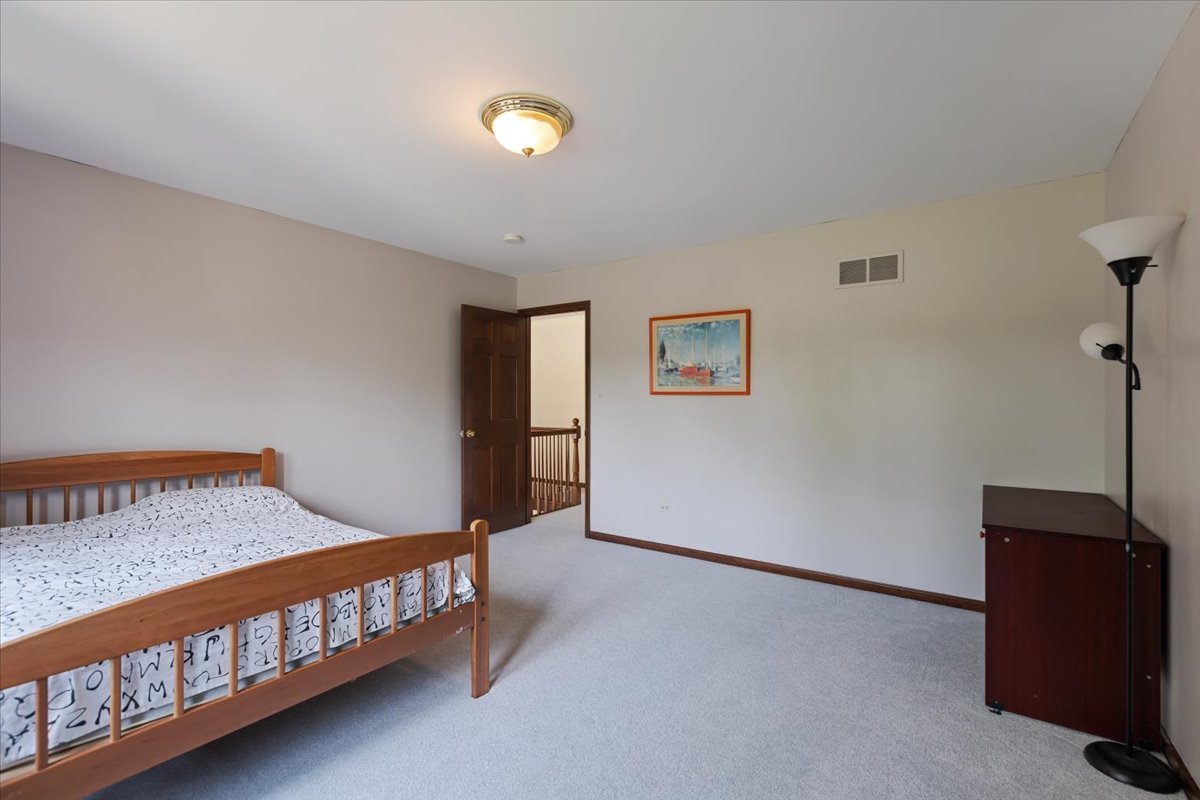 1055 Knollwood Lane, West Chicago, IL 60185