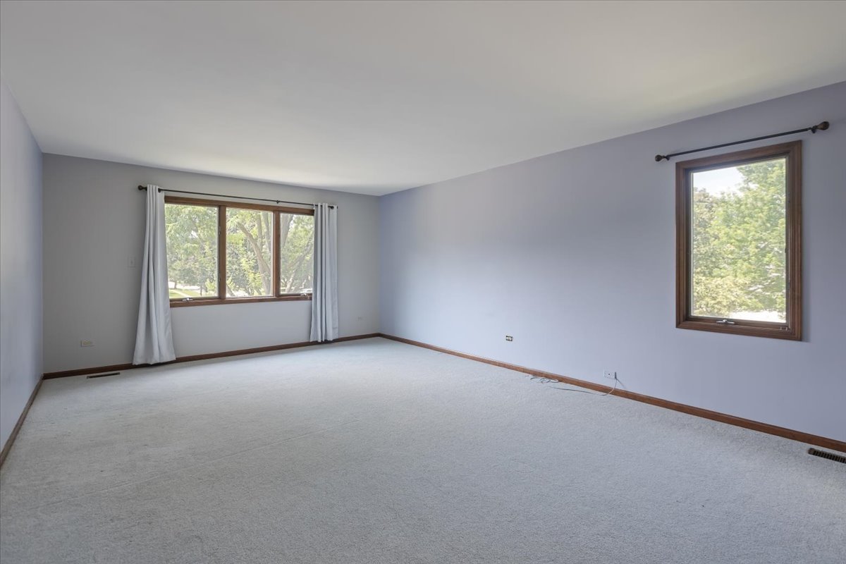 1055 Knollwood Lane, West Chicago, IL 60185