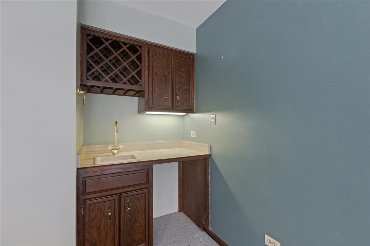 1055 Knollwood Lane, West Chicago, IL 60185
