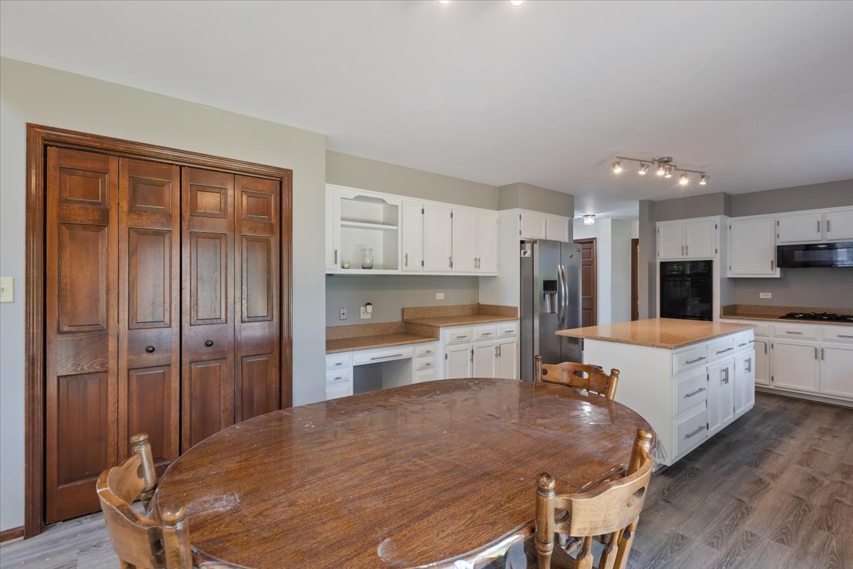 1055 Knollwood Lane, West Chicago, IL 60185