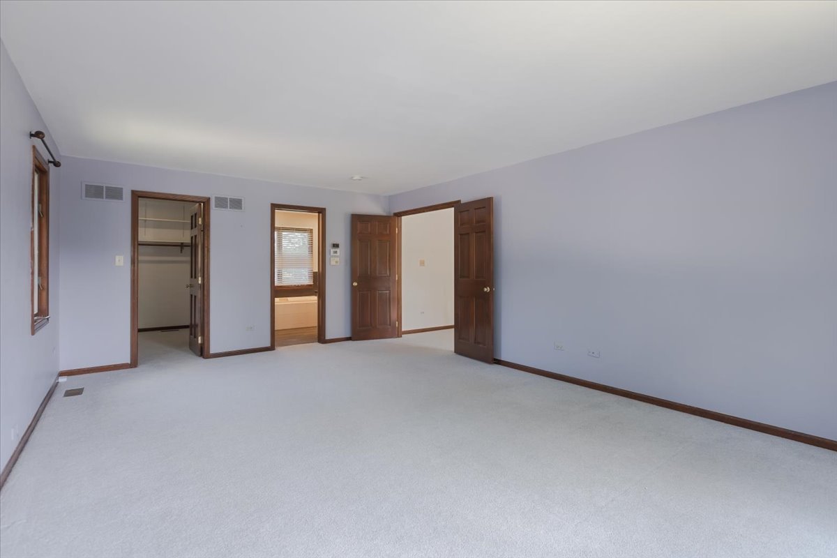 1055 Knollwood Lane, West Chicago, IL 60185