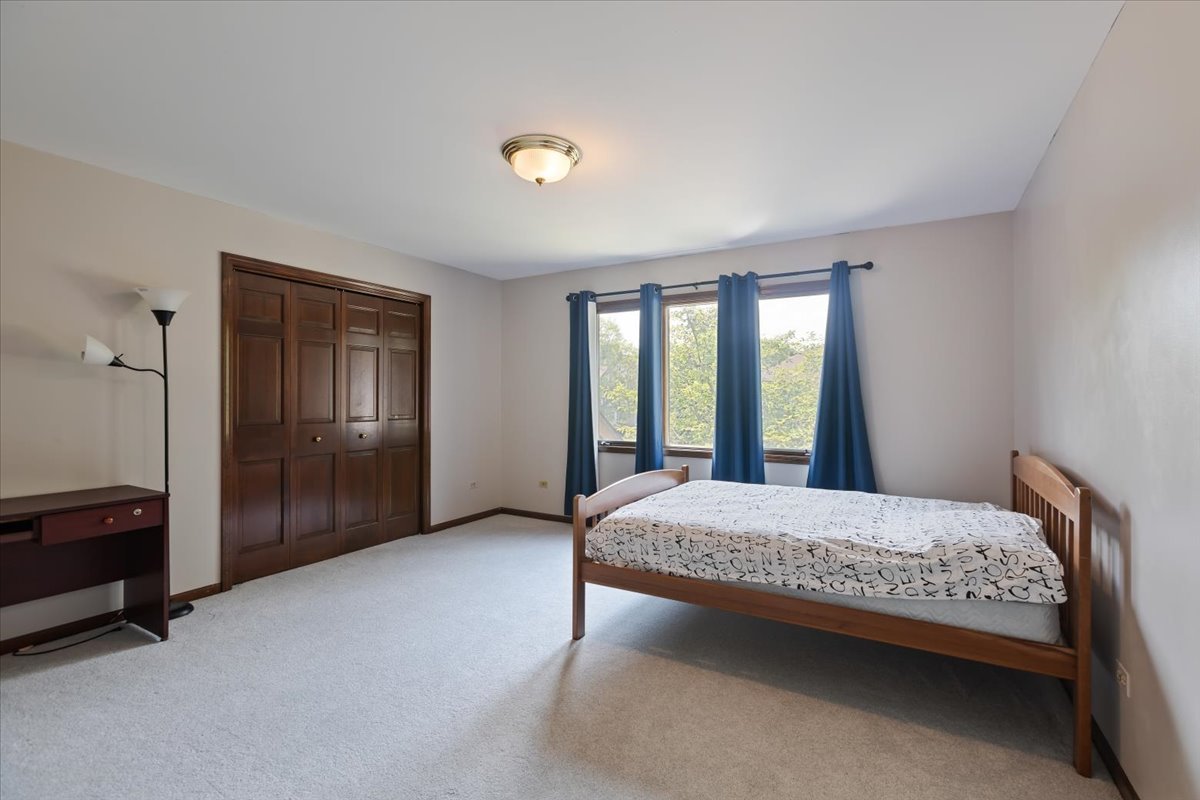1055 Knollwood Lane, West Chicago, IL 60185