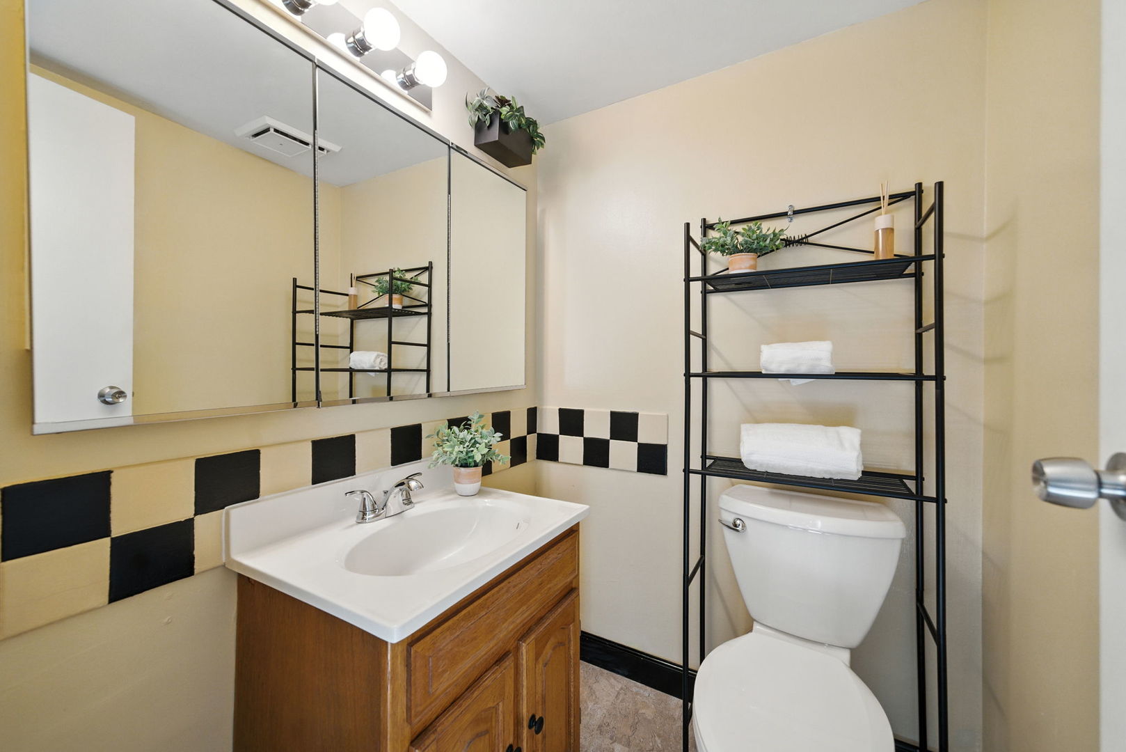 5605 Lakeside Drive #1F, Lisle, IL 60532