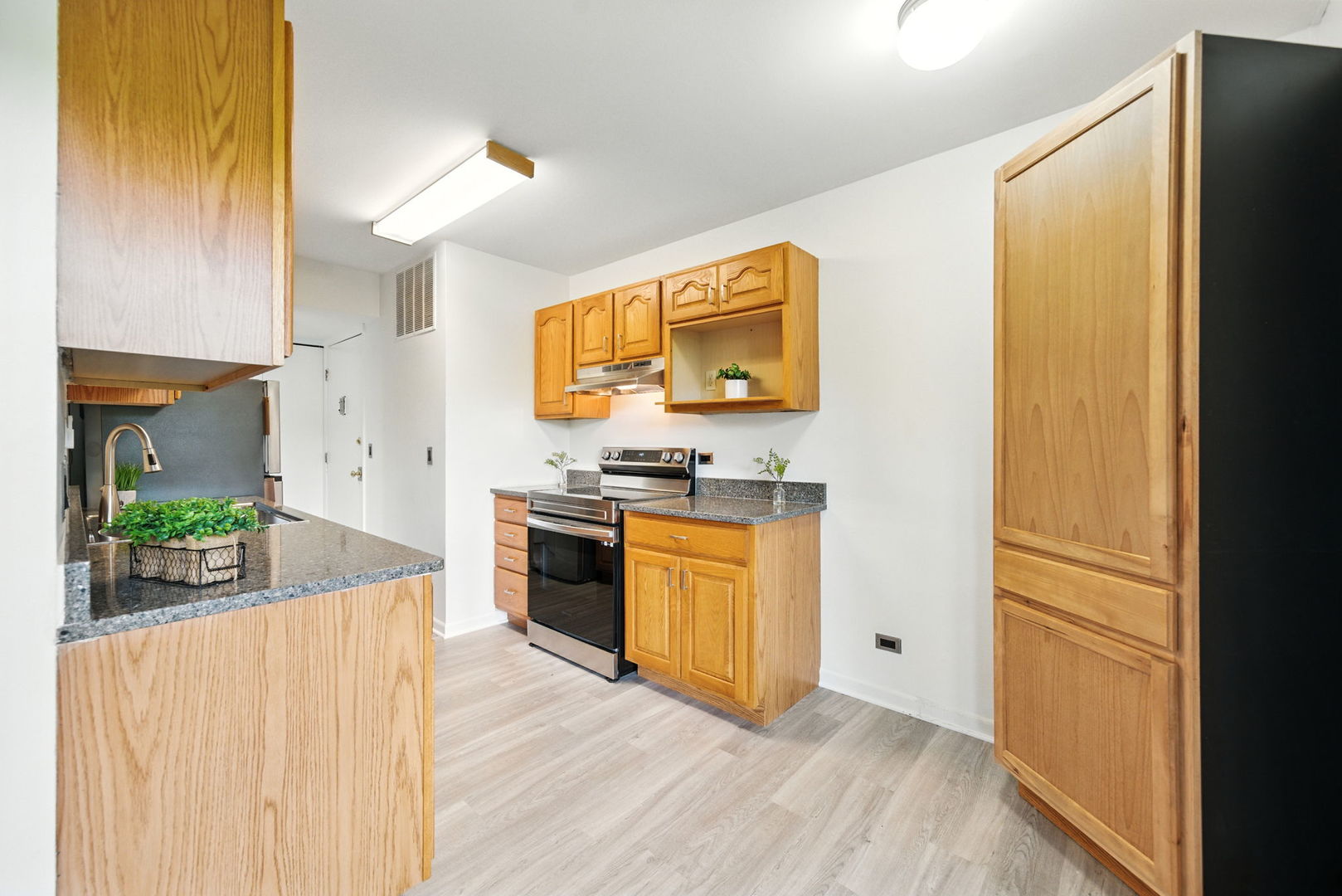5605 Lakeside Drive #1F, Lisle, IL 60532