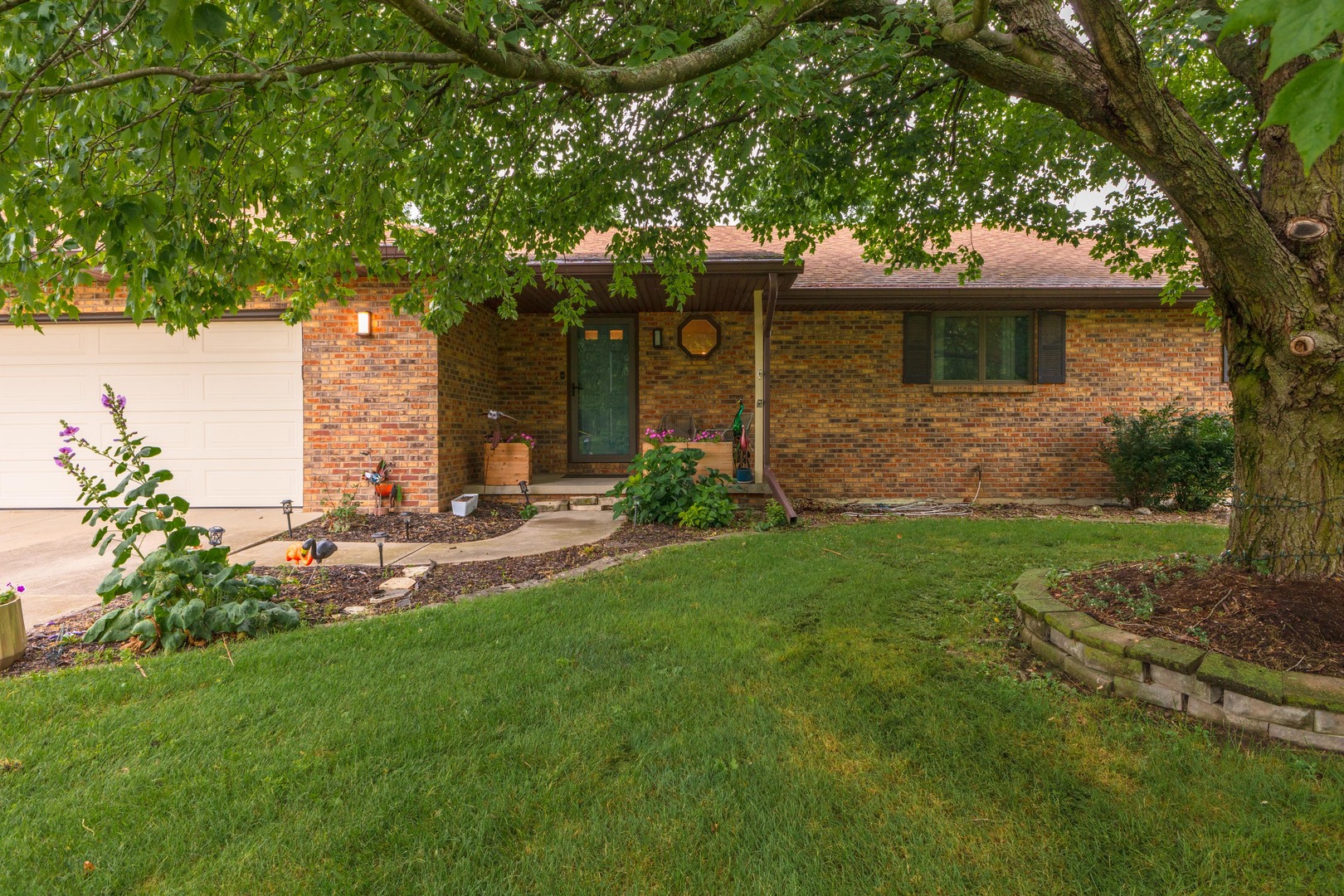 16064 Raintree Road, Bloomington, IL 61705