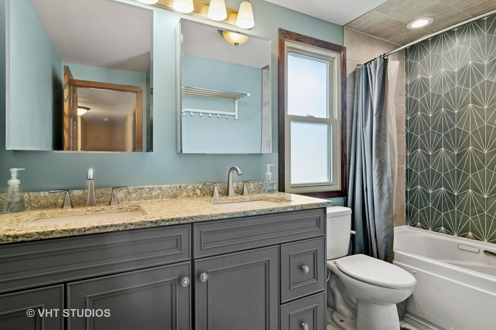 1050 CROFTON Lane, Buffalo Grove, IL 60089