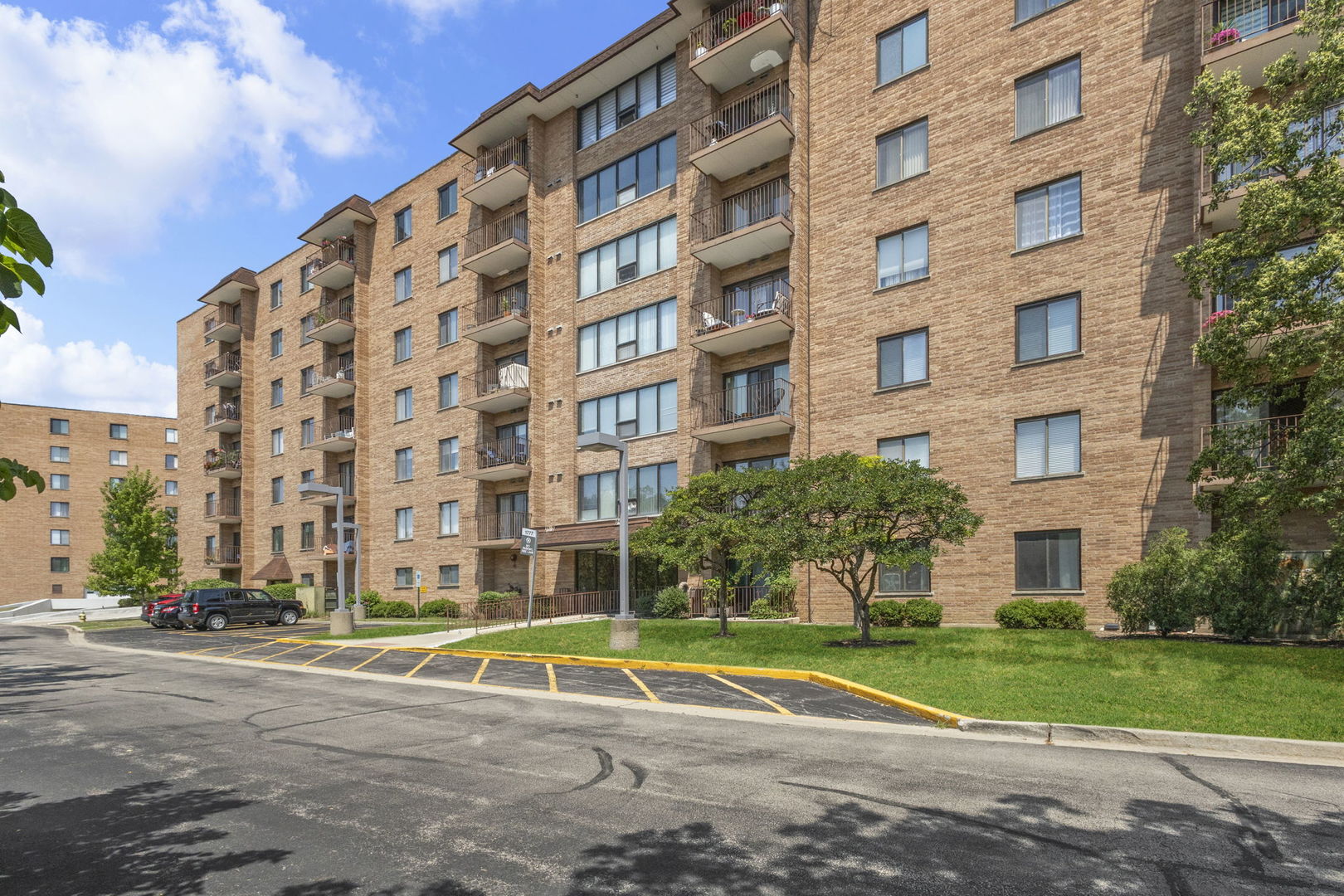 1777 W CRYSTAL Lane #711, Mount Prospect, IL 60056