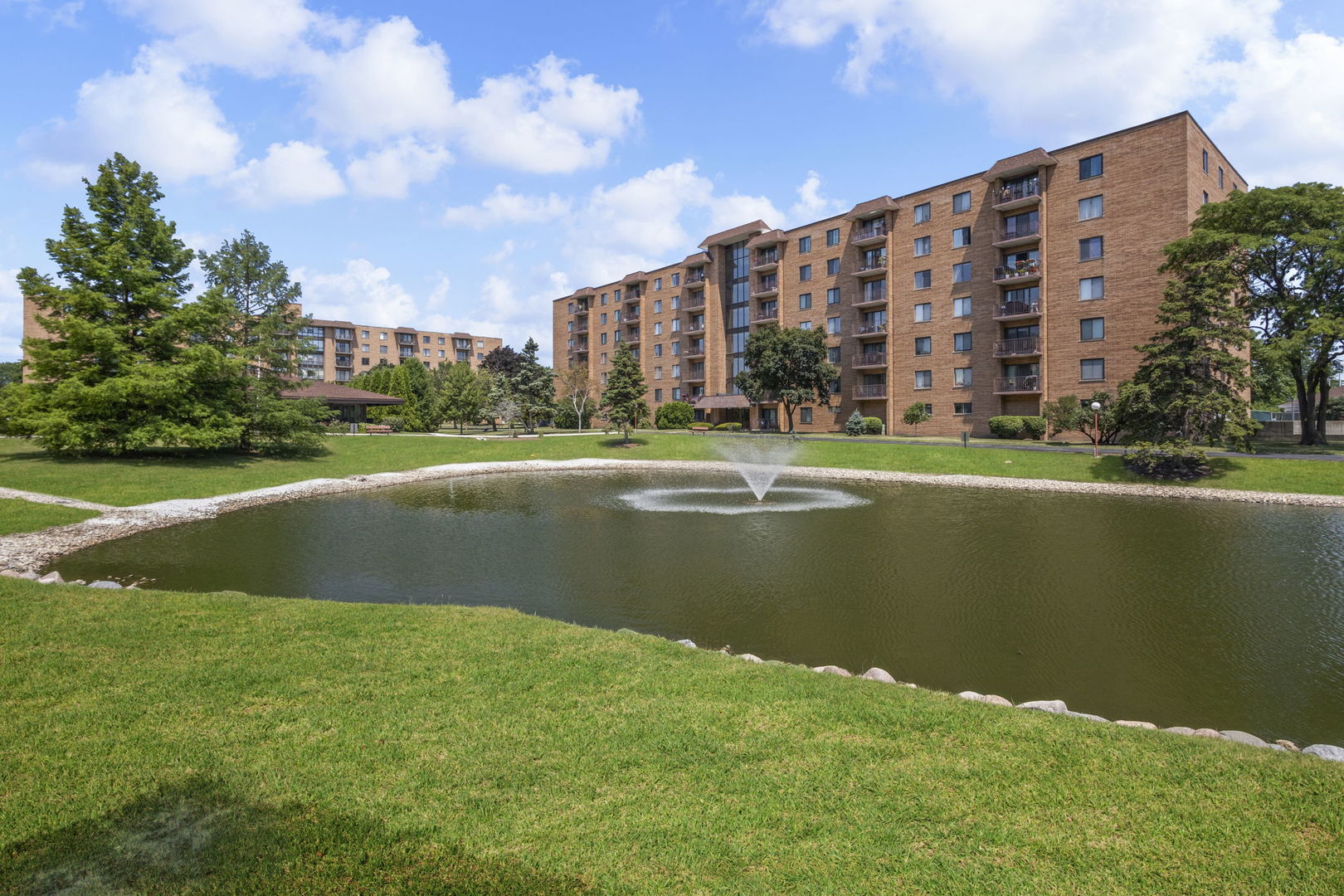 1777 W CRYSTAL Lane #711, Mount Prospect, IL 60056