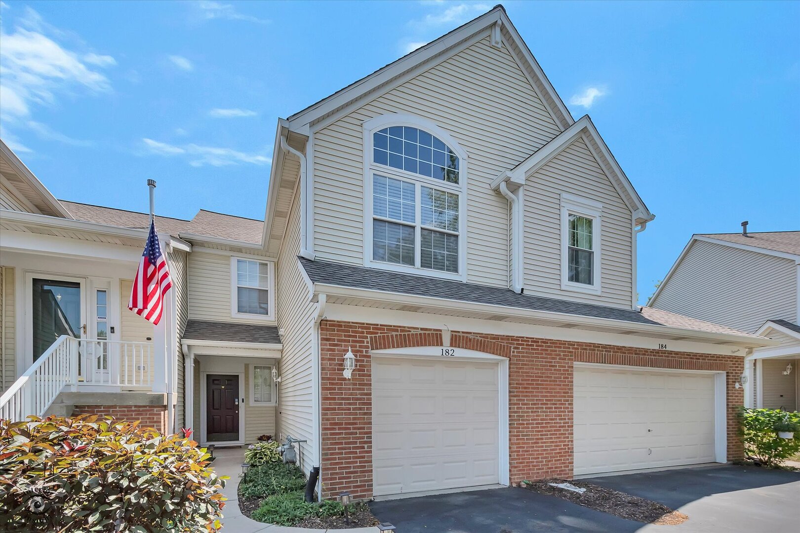 182 Hidden Pond Circle, Aurora, IL 60504