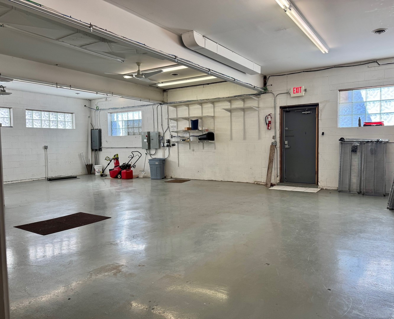 1829 E Oakton Street, Des Plaines, IL 60018