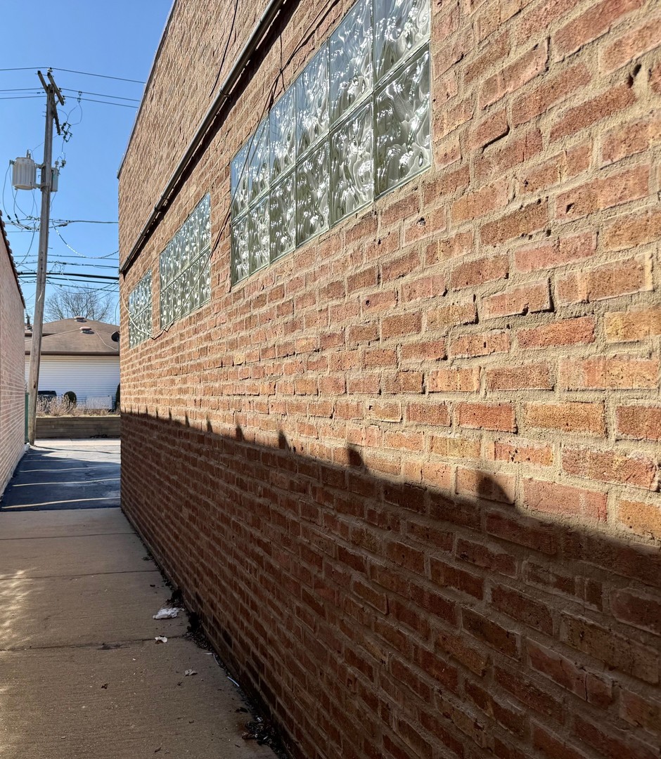 1829 E Oakton Street, Des Plaines, IL 60018