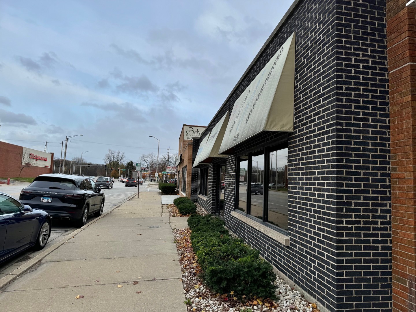1829 E Oakton Street, Des Plaines, IL 60018