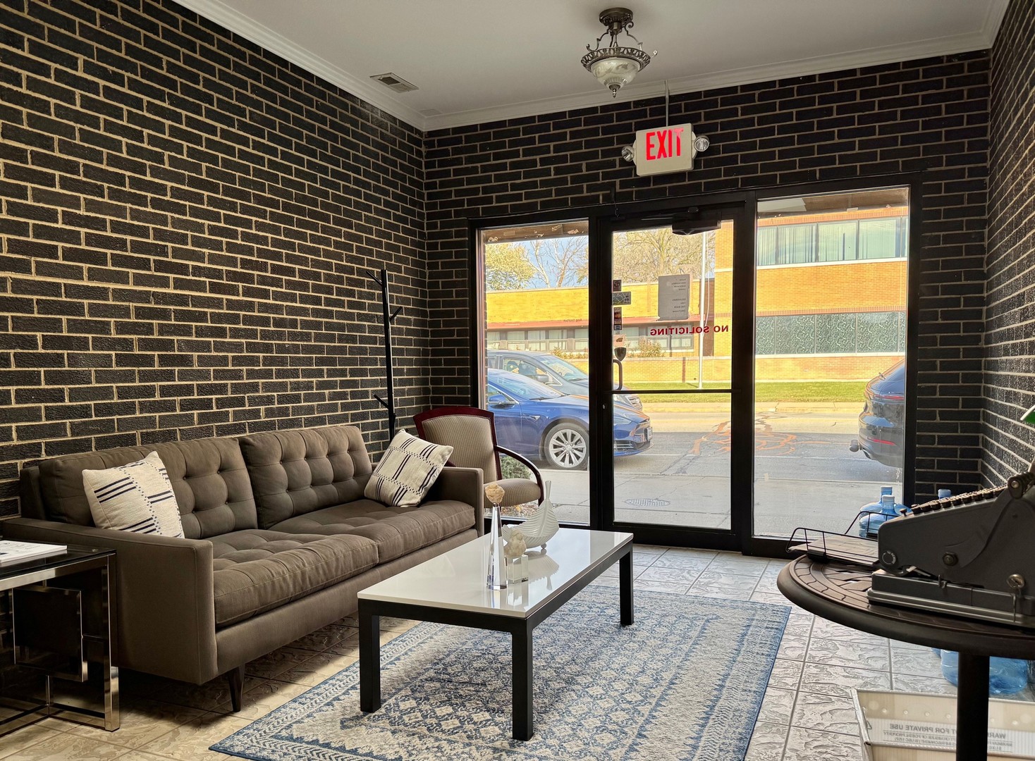 1829 E Oakton Street, Des Plaines, IL 60018