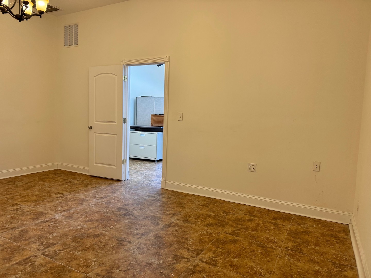 1829 E Oakton Street, Des Plaines, IL 60018