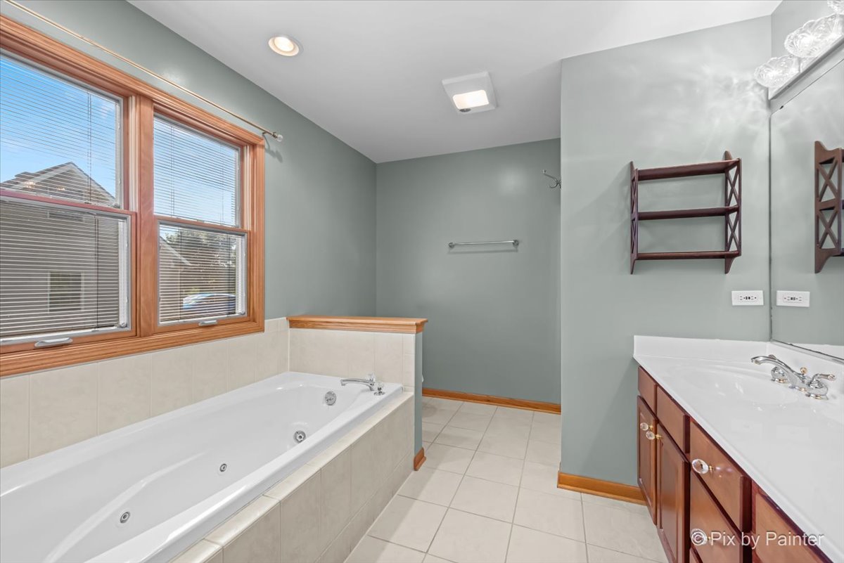 971 Teton Drive, Woodstock, IL 60098