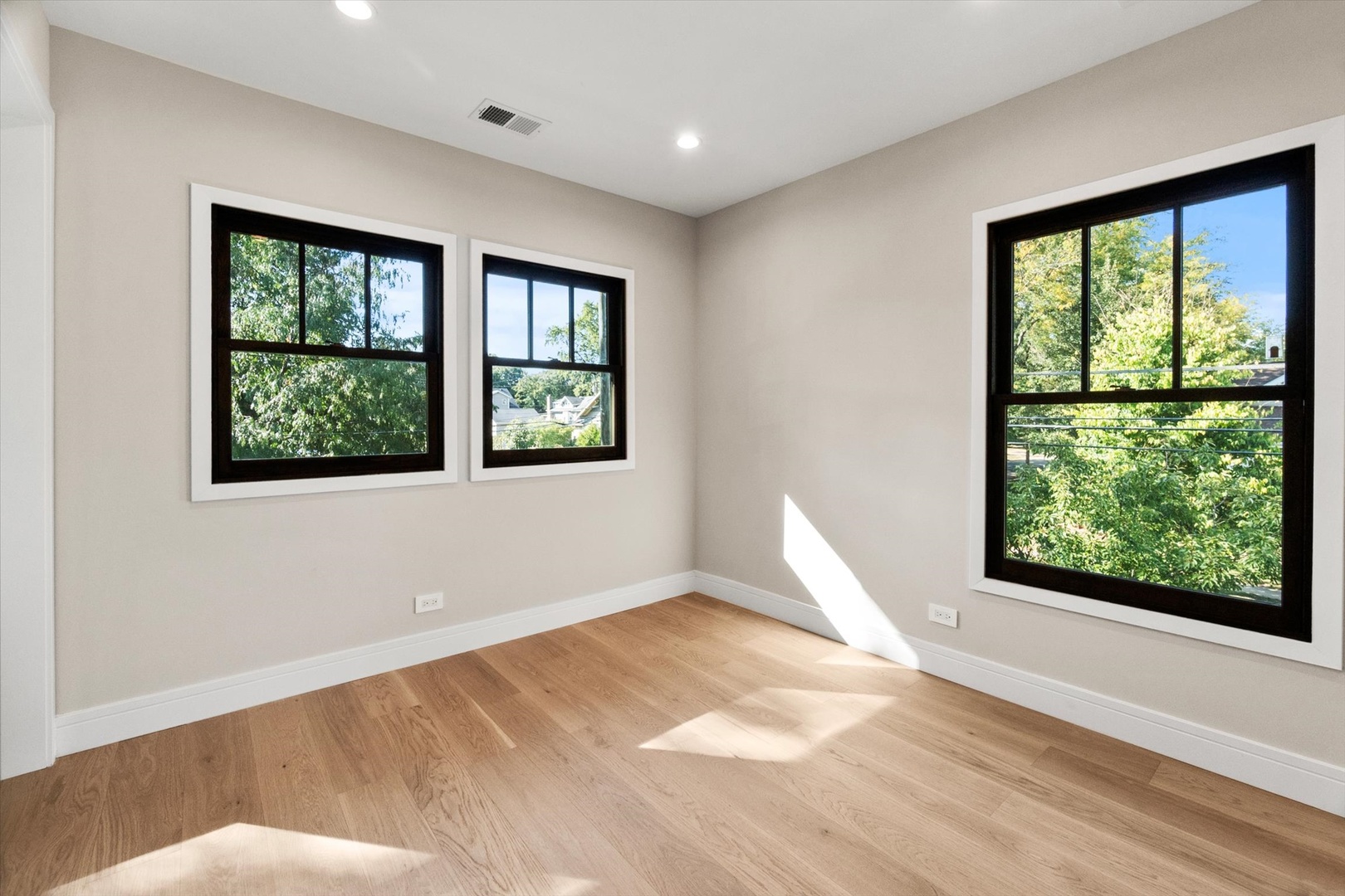 415 N Haddow Avenue, Arlington Heights, IL 60004