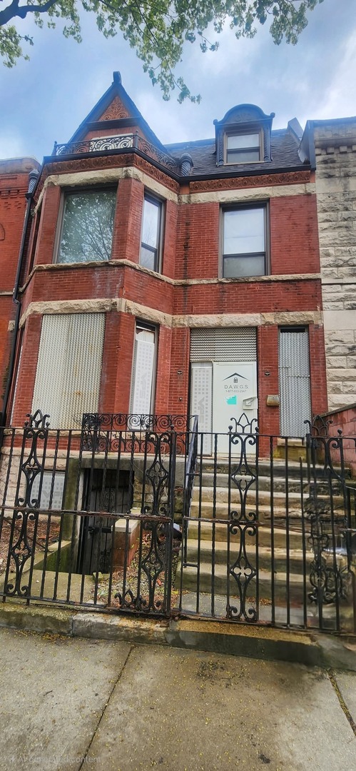 3143 S Giles Avenue, Chicago, IL 60616