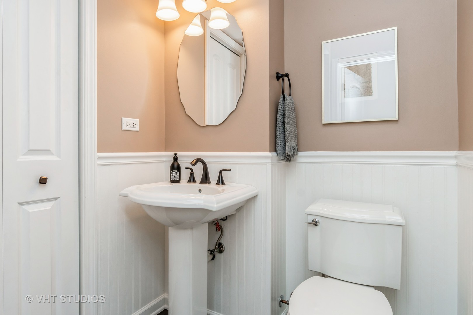 11S502 WALTER Lane, Naperville, IL 60564