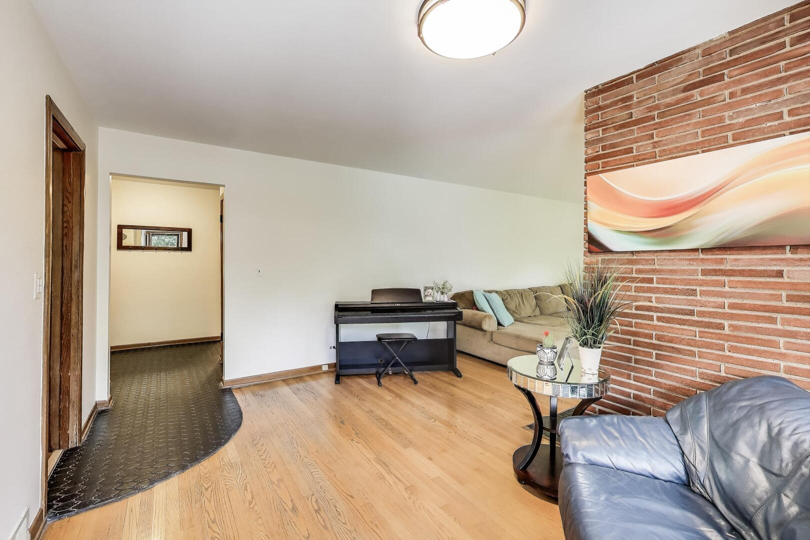207 E Berkshire Lane, Mount Prospect, IL 60056