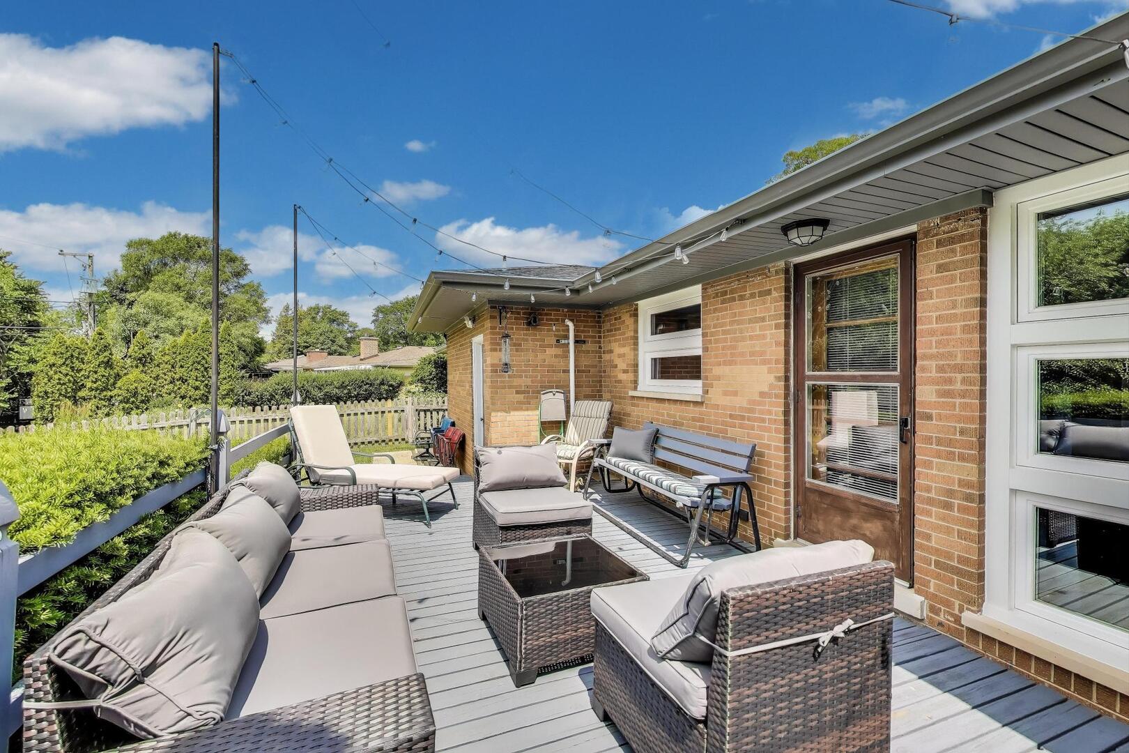207 E Berkshire Lane, Mount Prospect, IL 60056