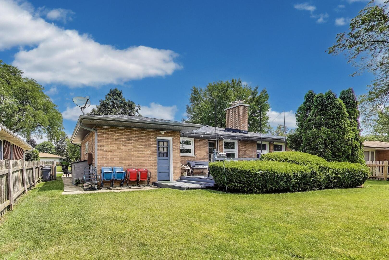 207 E Berkshire Lane, Mount Prospect, IL 60056