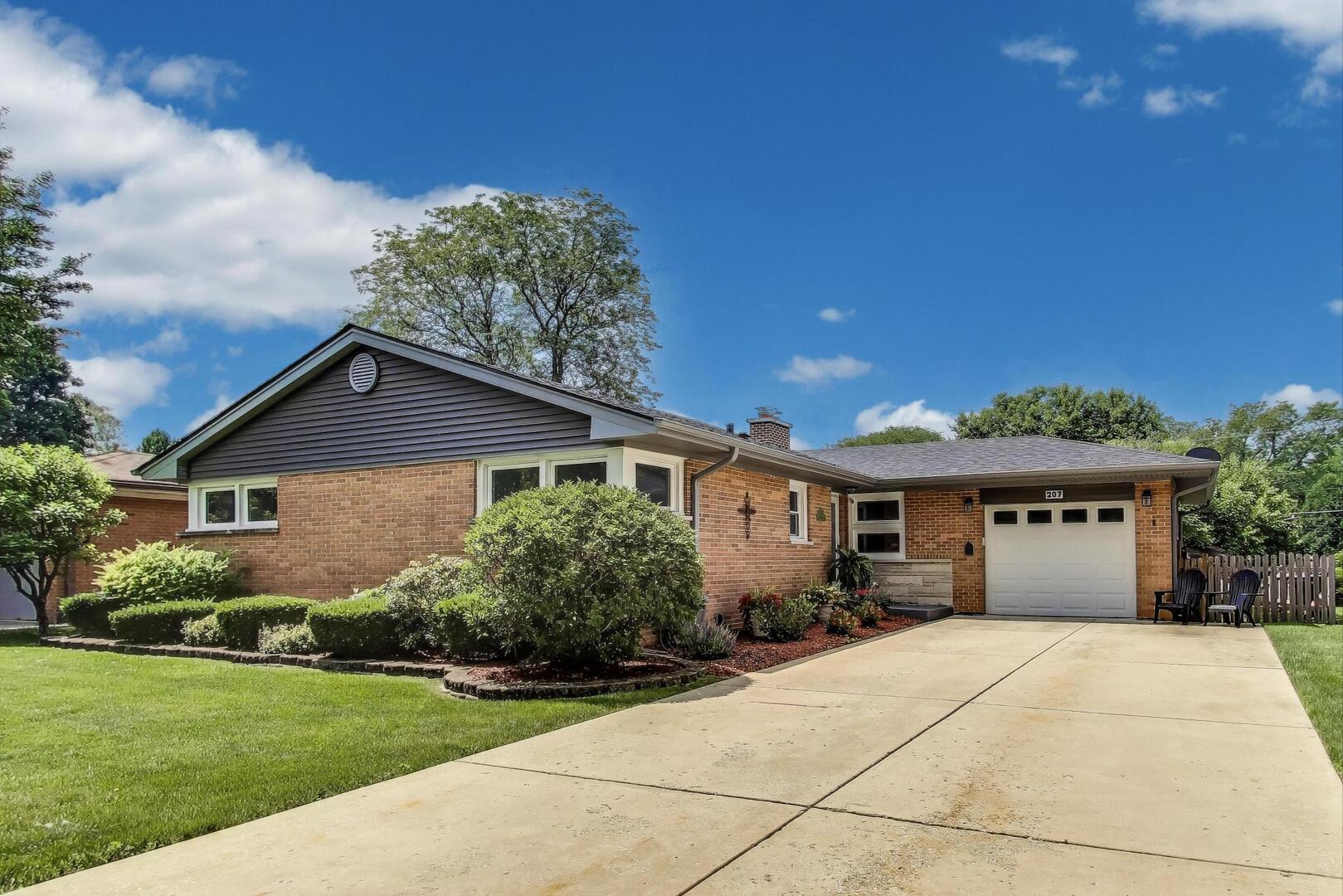 207 E Berkshire Lane, Mount Prospect, IL 60056