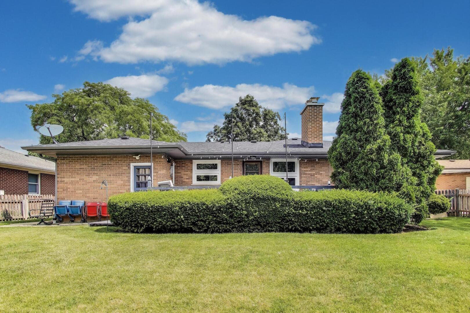 207 E Berkshire Lane, Mount Prospect, IL 60056