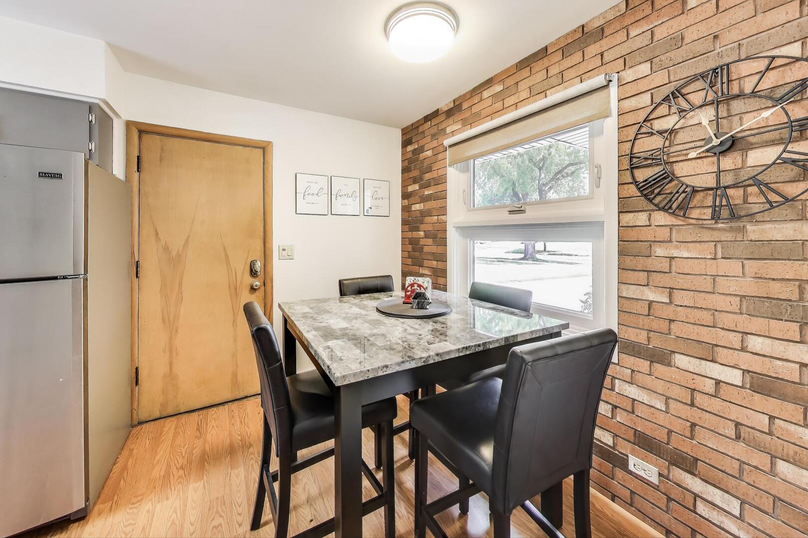 207 E Berkshire Lane, Mount Prospect, IL 60056