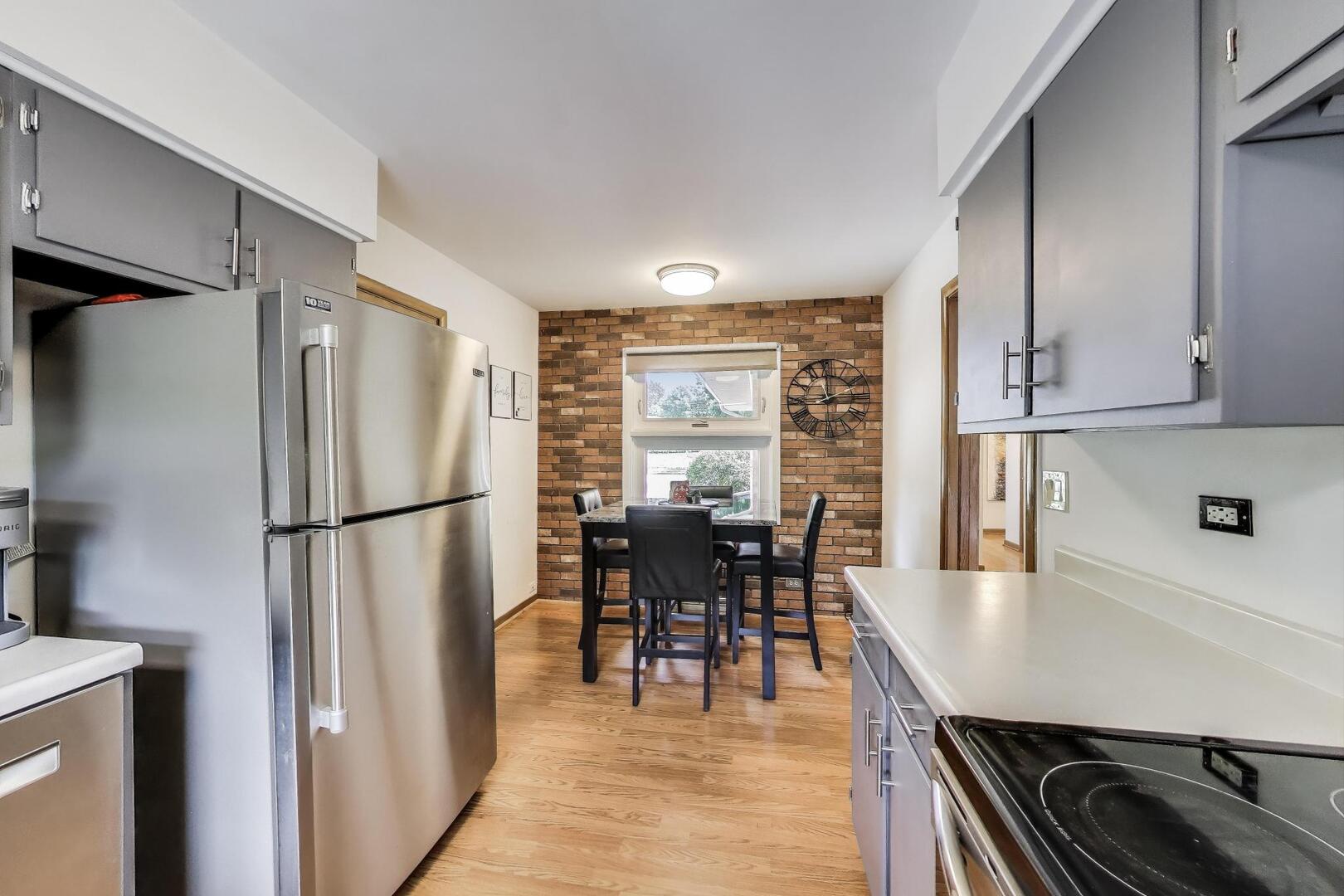 207 E Berkshire Lane, Mount Prospect, IL 60056