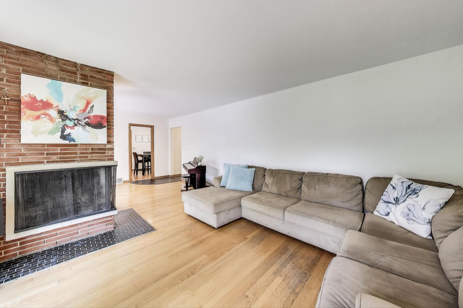 207 E Berkshire Lane, Mount Prospect, IL 60056